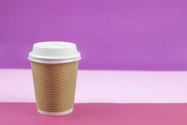 보라색과 분홍색 배경에 종이 커피 컵을 꺼내. — 스톡 사진