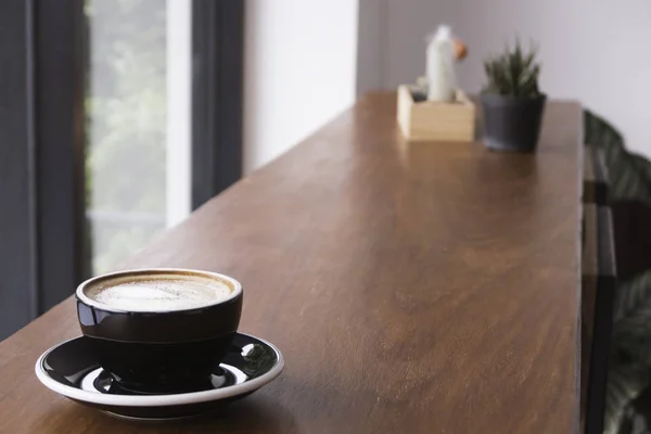 긴 나무 테이블 복사 공간에 뜨거운 커피 한 잔. — 스톡 사진