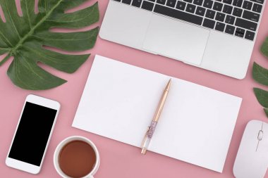 Dizüstü bilgisayar, dizüstü bilgisayar, akıllı telefon, kalem, fare, çay düz lay 