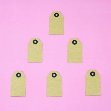 Pembe bir arka plan üzerinde fiyat etiketi. Üstten Görünüm.