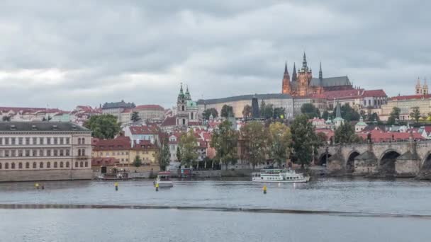 Pragborgen och Charles bridge - dag till natt tid förfaller — Stockvideo