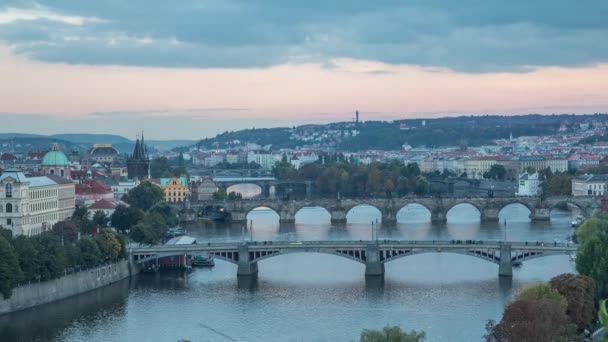 Vltava-floden och broar i Prag — Stockvideo