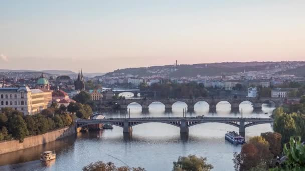 Fiume Moldava e ponti a Praga — Video Stock