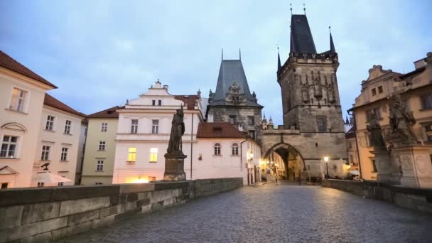 Torre da ponte Malostranska na Ponte Charles, Praga — Vídeo de Stock