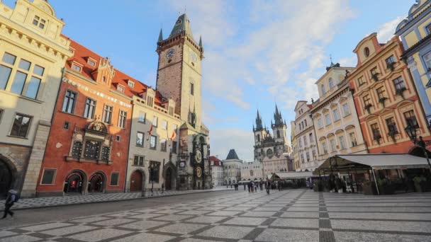 Wieża zegarowa na rynku starego miasta w Pradze — Wideo stockowe