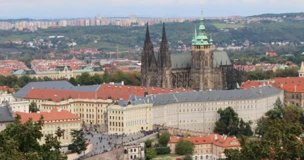 Gente caminando frente al Castillo de Praga — Vídeo de stock