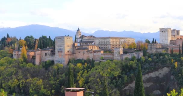 Zoomen met het oog op Alhambra in Granada — Stockvideo