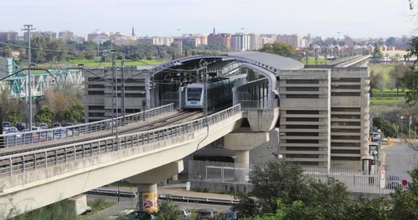 Sevilla Merto trein vertrekt vanaf het station — Stockvideo