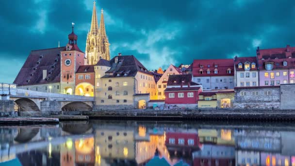 Regensburg tarihi taş köprü ve Köprüsü Kulesi — Stok video