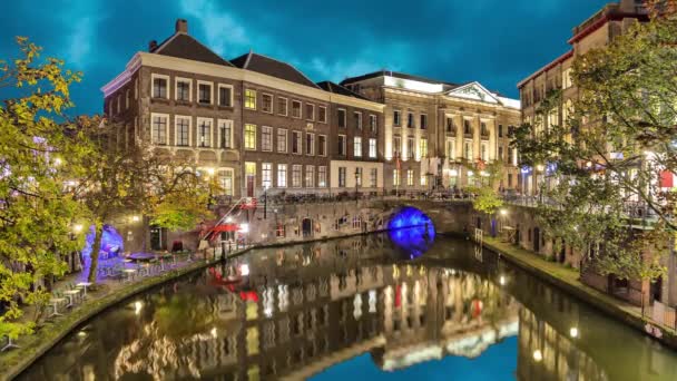 Kanał w zabytkowym centrum Utrechtu w godzinach wieczornych — Wideo stockowe