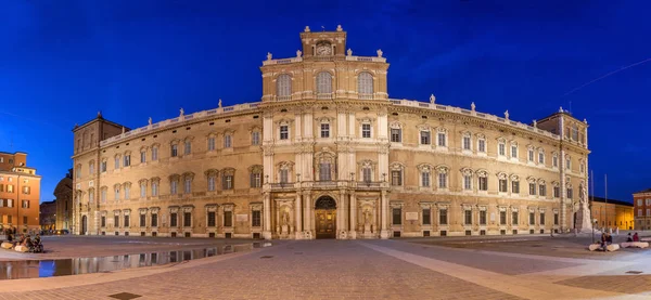 Palazzo Ducale na náměstí Piazza Roma v Modena — Stock fotografie