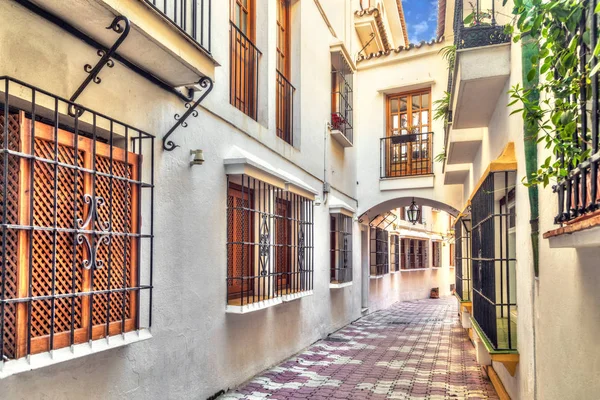 Enge Gasse in der Altstadt von Marbella — Stockfoto