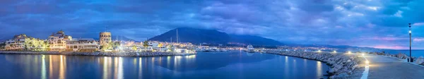 Panorama över Marbella från Puerto Banus i skymningen — Stockfoto