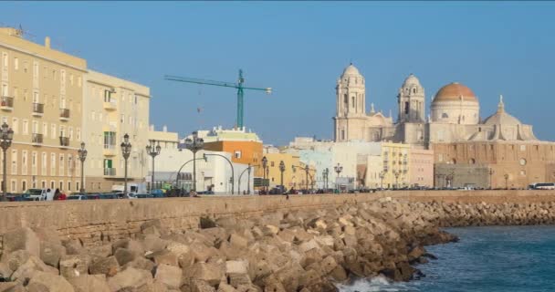 Panoramisch uitzicht op de kathedraal van Cádiz — Stockvideo