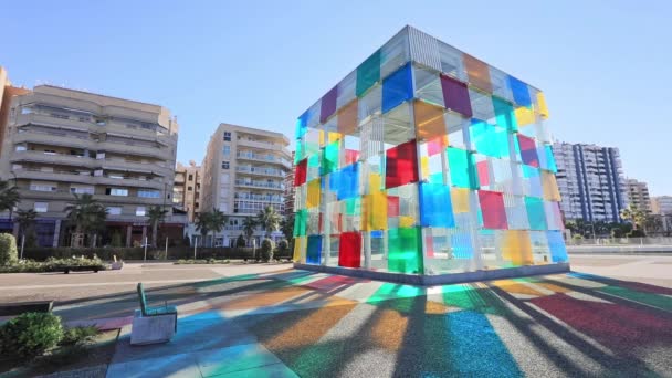 Cubo de vidro colorido que é a entrada para o centro Pompidou em Málaga — Vídeo de Stock