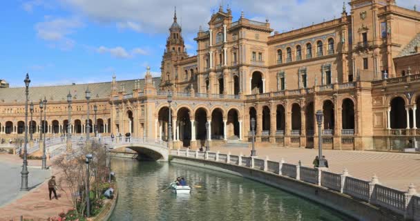 Barco flota en el canal en la Plaza de España de Sevilla — Vídeo de stock