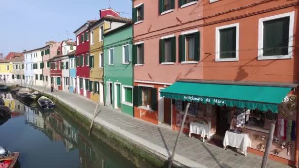 Kanalen och färgglada byggnader på Burano — Stockvideo