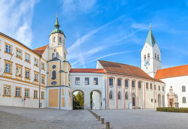 Freising katedral önünde kare binalar — Stok fotoğraf