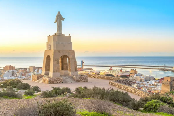 Statua Chrystusa pobyt powyżej miasta Almeria — Zdjęcie stockowe