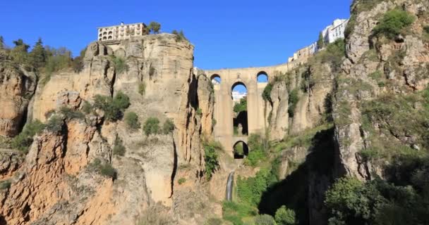 Zoomen met het oog op de Puente Nuevo-brug in Ronda — Stockvideo