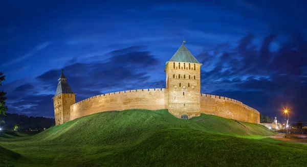 Vägg och tornen i Veliky Novgorod på kvällen — Stockfoto