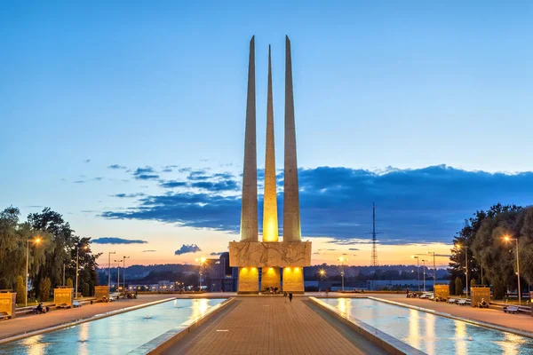 Monumento iluminado de la Segunda Guerra Mundial en Vitebsk — Foto de Stock