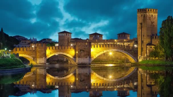 Castelvecchio bro på natten i Verona — Stockvideo