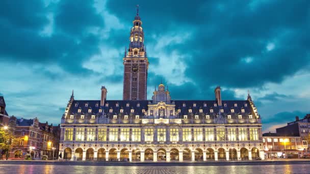 De universiteitsbibliotheek in de avond, Leuven, België — Stockvideo
