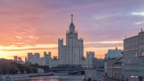 Soluppgång över stalinistiska höghusbyggnad i Moskva — Stockvideo