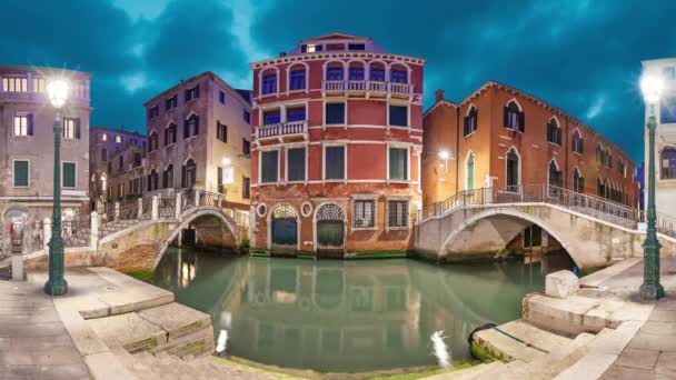 Dos puentes y mansión roja en la noche, Venecia — Vídeo de stock