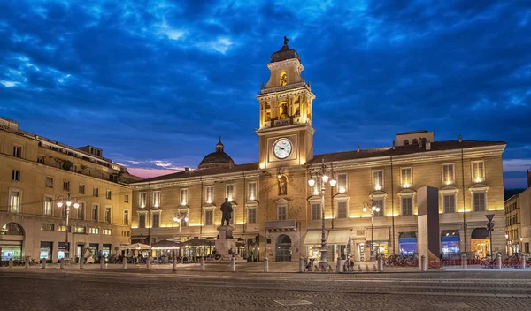 Piazza garibaldi am abend, parma, italien — Stockfoto