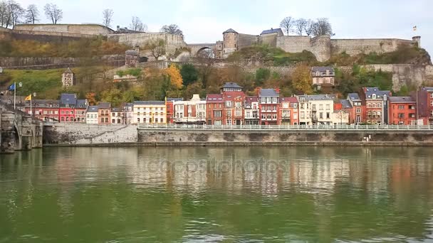 Edificios en la orilla del río Mosa en Namur — Vídeo de stock