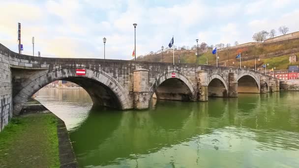 Puente de 500 años entre Namur y Jambes, Valonia, Bélgica — Vídeo de stock