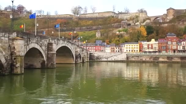 Steinbrücke und Festung in Namur — Stockvideo