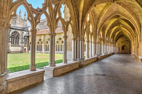 Gotiska valv och pelare i Bayonne domkyrka — Stockfoto
