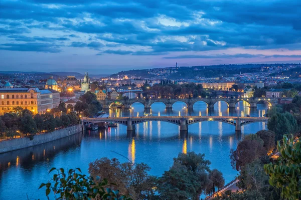 Bruggen over de Vltava in de schemering in Praag — Stockfoto