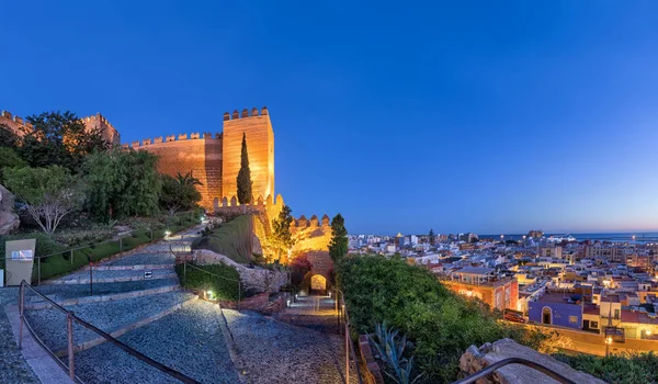 Panorama města a hradby pevnosti Alcazaba v Almeria — Stock fotografie