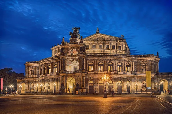 До Оперного театру Земпера в Дрездені — стокове фото