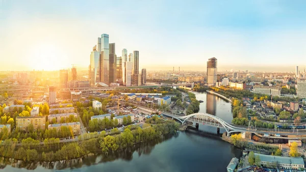 Zonsopgang boven de stad Moskou — Stockfoto