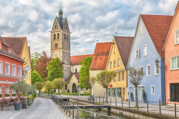 Kleurrijke huizen en klokkentoren die Memmingen — Stockfoto