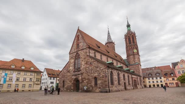 Mensen lopen voor kathedraal in Villingen-Schwenningen — Stockvideo