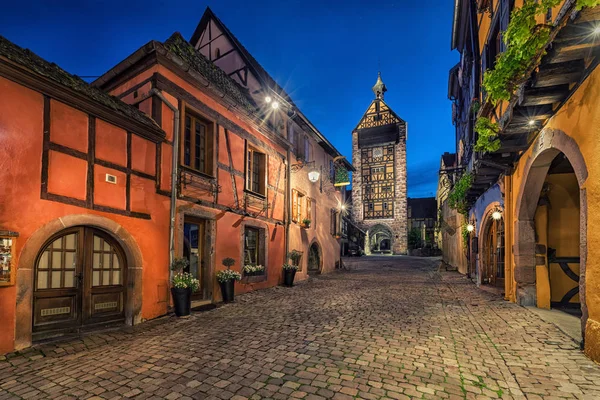 Dolder Tower y casas tradicionales en Riquewihr, Francia — Foto de Stock