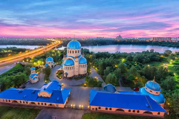 Luchtfoto op kerk in de schemering in Orekhovo-Borisovo, Moskou — Stockfoto