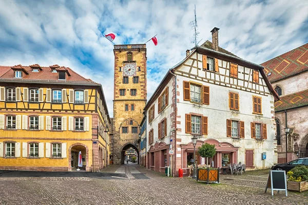 Torre do relógio histórico com portão em Ribeauville, França — Fotografia de Stock