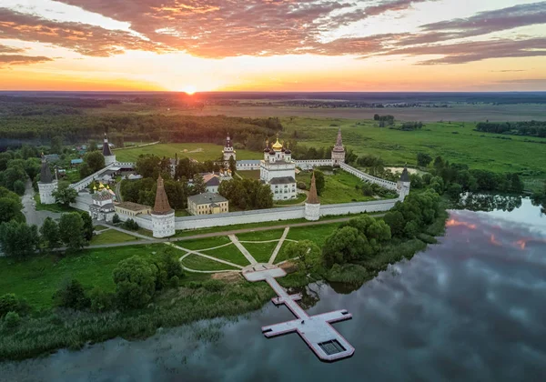 Vista aérea do Mosteiro Joseph-Volokolamsk ao pôr-do-sol — Fotografia de Stock