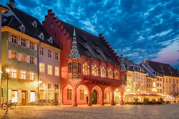 Historiska köpmän Hall i skymningen i Freiburg — Stockfoto