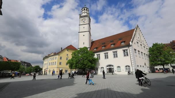 Pessoas andando na praça Marienplatz em Ravensurg — Vídeo de Stock