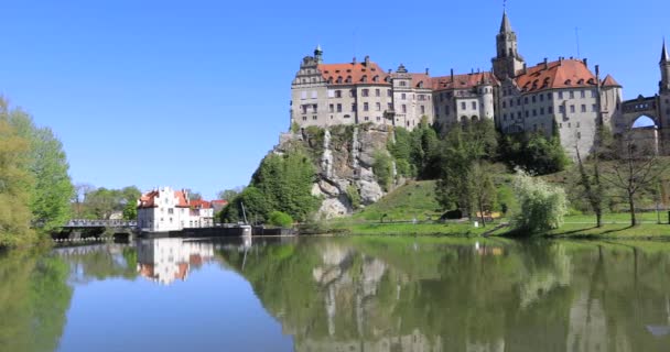 Panoramic view of Sigmaringen castle on side of Danube river — Stock Video