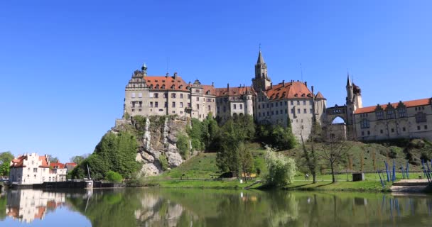 Zoom in view of Sigmaringen castle on side of Danube river — Stock Video