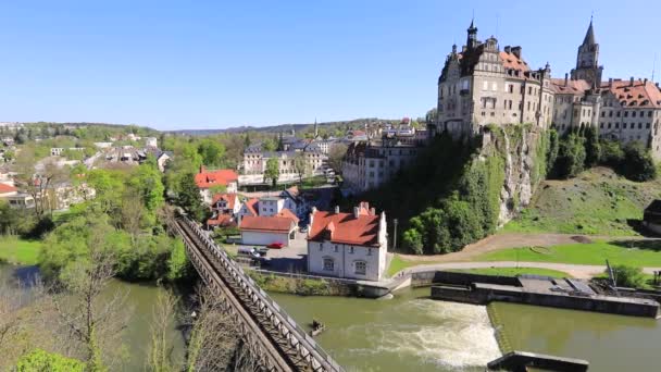 Panoramisch hoge hoekmening van Sigmaringen kasteel aan kant van de rivier Donau — Stockvideo